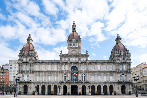 Das prächtige Rathaus von A Coruña, einer Stadt in Galizien, einem touristischen Geheimtipp in Nordwestspanien, am Plaza de María Pita bei sonnigem Wetter