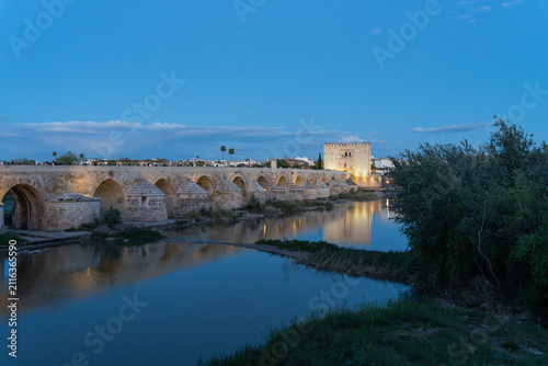 Römische Brücke und Calahorra‑Turm in Córdoba bei blauem Abendhimmel