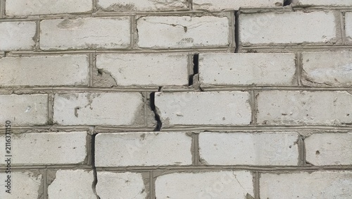 Foto Fractured Masonry Wall Zigzag crack running through mortar joints of pale bricks
