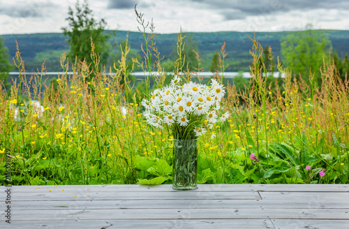 margeritenstrasuss in einer glasvase
