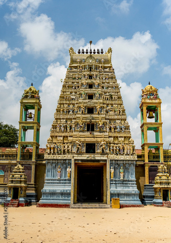 Fotografie « Le majestueux Rajagopuram du temple Vallipuram Alvar – Sri Lanka »
