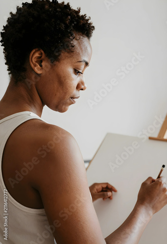 African american woman draw...