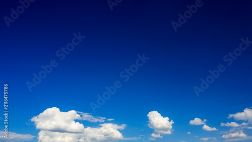 Foto cumulus clouds at bottom of frame and big blue sky