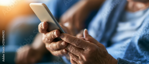 スマートフォンの使い方を教わる高齢者