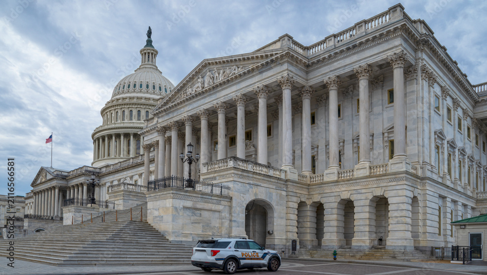 Obraz premium United States Congress building and Capitol Police car. Federal government landmark US Capitol with security patrol. Historic Capitol architecture and police vehicle in Washington DC. American police.