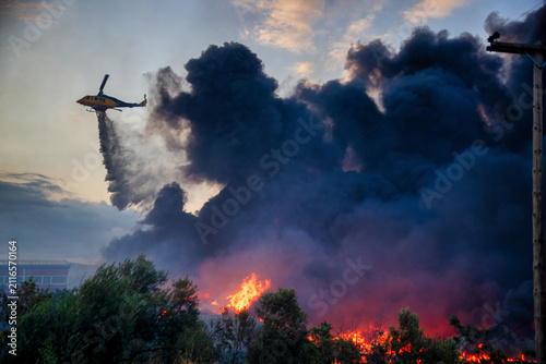 Quadro su tela Helicopter Battling Oraiokastro Wildfire Amid Extreme Heat and Drought