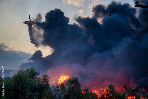 Fotografie Helicopter Battling Oraiokastro Wildfire Amid Extreme Heat and Drought