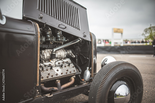 Obraz na płótnie Classic hot rod car engine detail with chrome accents and vintage tires
