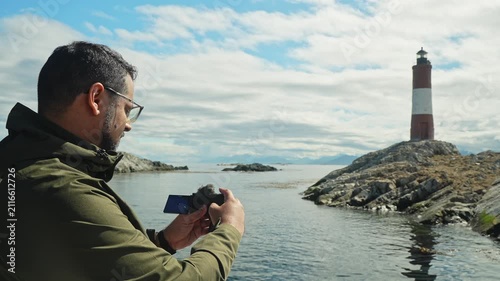 hombre posando en faro del fin del mundo ushuaia Patagonia argentina canal beagle