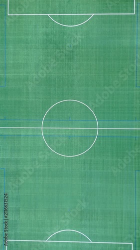 Vue aérienne verticale d'un terrain de football synthétique avec marquages vus par drone