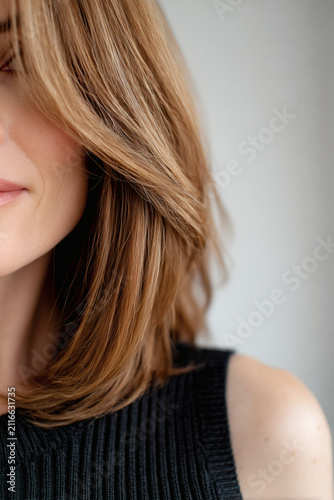Retrato parcial de una mujer joven de pelo largo