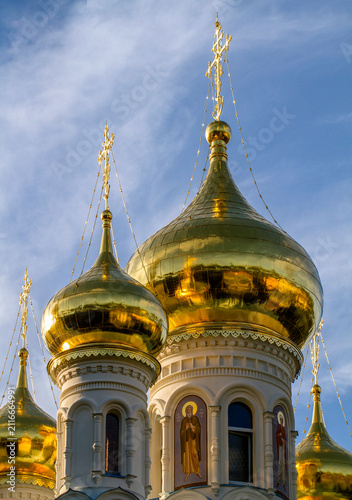Fotografie Gilded domes of an Orthodox church against a blue sky