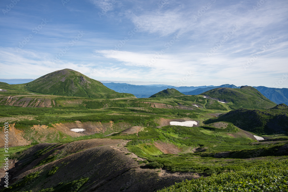 Fototapeta premium Panoramic view of Mount Kurodake, Mount Keigetsu, Mount Ryoun and the Kurodake Hut in Daisetsuzan National Park, Hokkaido / 北海道・大雪山国立公園 黒岳・桂月岳・凌雲岳と黒岳石室を望む夏のパノラマ風景
