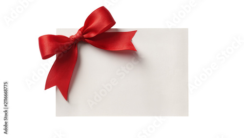Foto Isolated elegant festive red satin gift bow on a blank white card for your custo