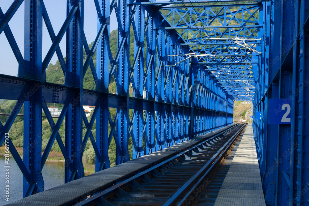 Obraz premium Steel Lattice Railway Bridge Truss and Train Tracks Crossing River