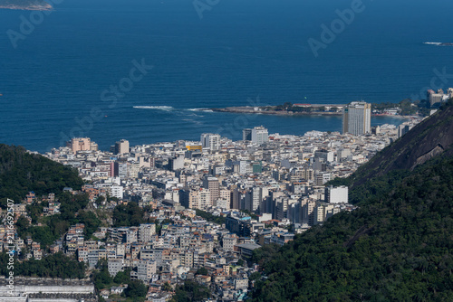 Quadro su tela Copacabana surge entre os morros com mar aberto e prédios alinhados, formando um cenário amplo que destaca a geografia