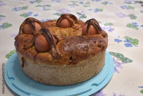 Casatiello napoletano sulla tavola di una casa