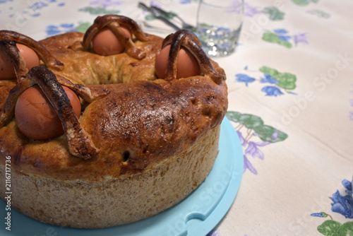 Casatiello napoletano sulla tavola di una casa