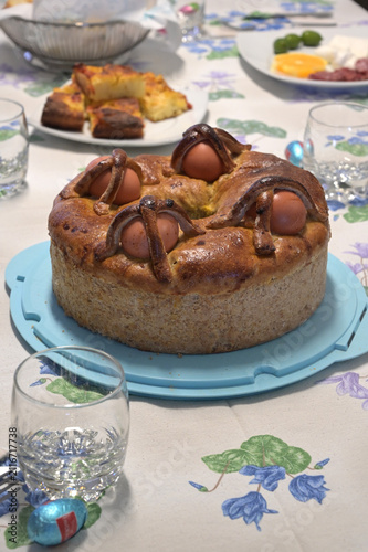 Casatiello napoletano sulla tavola di una casa