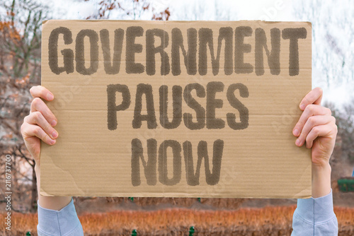 Obraz na płótnie "Government Pauses Now" Federal operations stop immediately