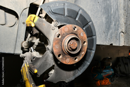 Cuadro en lienzo Front wheel bearing assembly on a vehicle