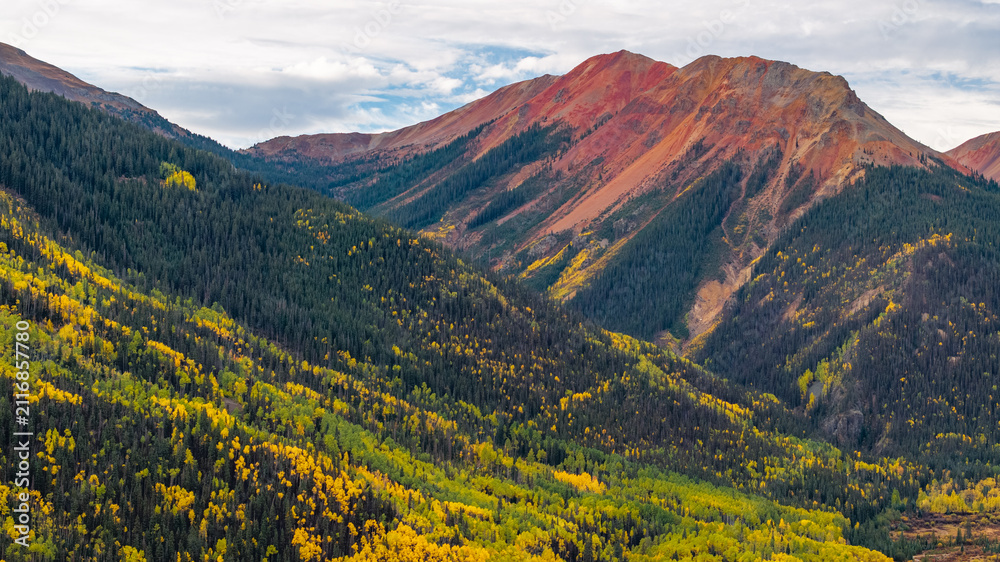 Obraz premium Colorado fall landscapes with mountains and trees showcasing autumn colors and foliage