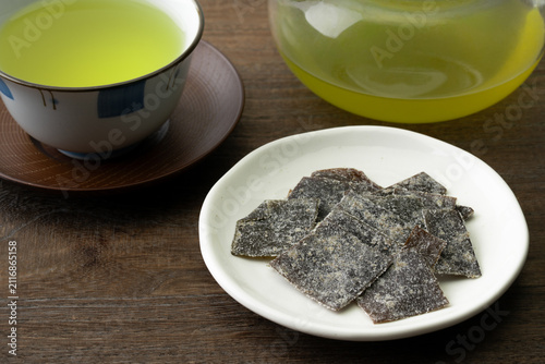 お皿に載せた酢昆布（お茶請けイメージ）