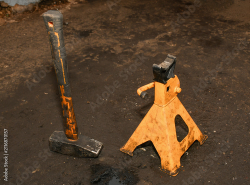 Quadro su tela Heavy-duty hammer and orange-painted, metal ratcheting jack stand has a maximum capacity from 2 to 3 tons
