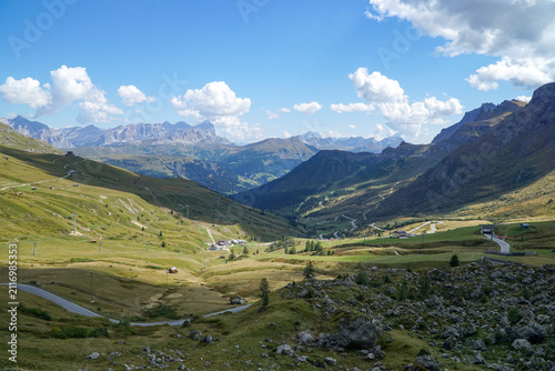Foto Spectacular alpine panorama beneath a clear blue sky in the Dolomites, South Tyr