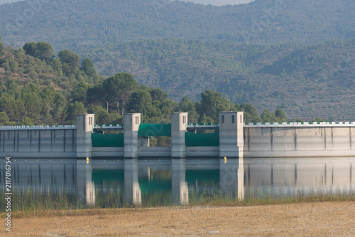 Muro de presa hidráulica y lámina de agua para recursos de extinción de incendios, Beniarrés, España