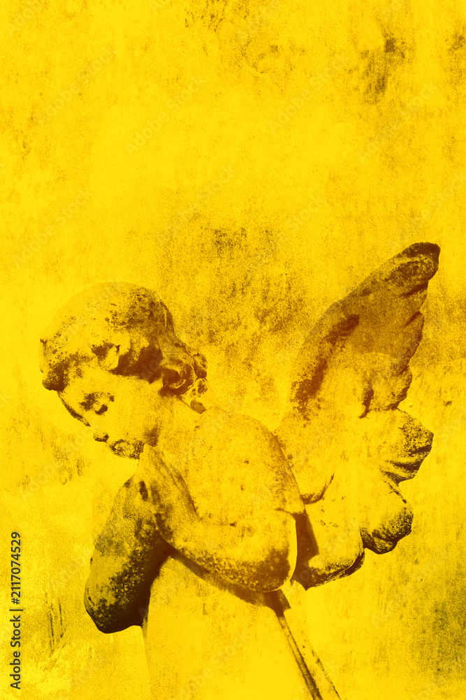 Obraz premium Angel cherub figure praying on a grunge gold background backdrop. Religious christian concept.