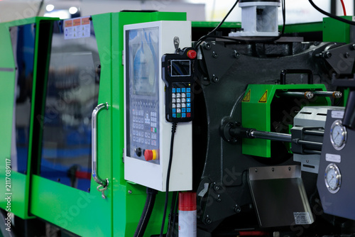 automatic plastic injection molding machine