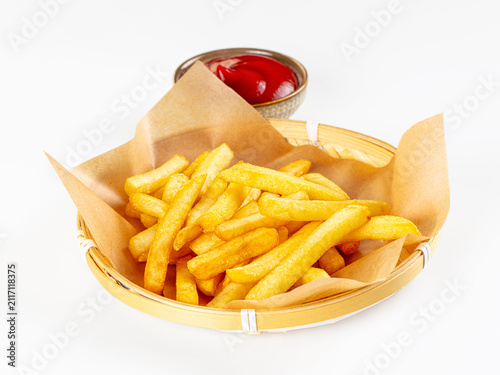 Fotografía Crispy golden french fries in bamboo basket with ketchup