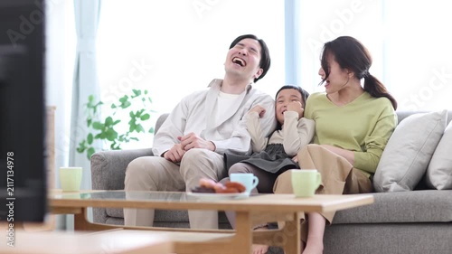 ソファーに座る家族