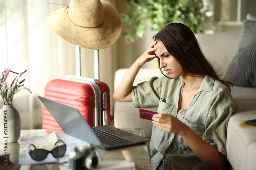 Obraz premium Worried tourist having problems paying online on vacation