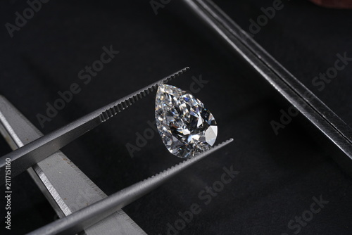 Fotografie Exquisite pear-shaped diamond with tweezers, showcasing rare luxury and investme