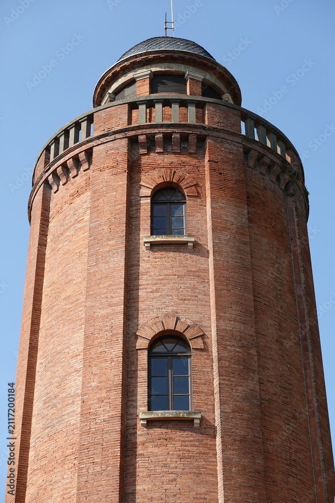 Obraz premium Ancien château d'eau en brique à Toulouse
