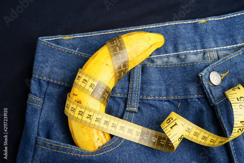 Foto Banana with measuring tape on jean trousers, penis health.
