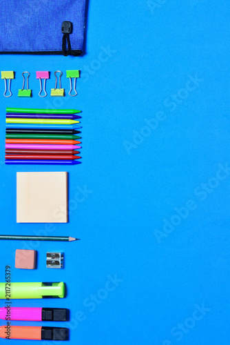Foto back to school concept, blue background and zenith view, in vertical