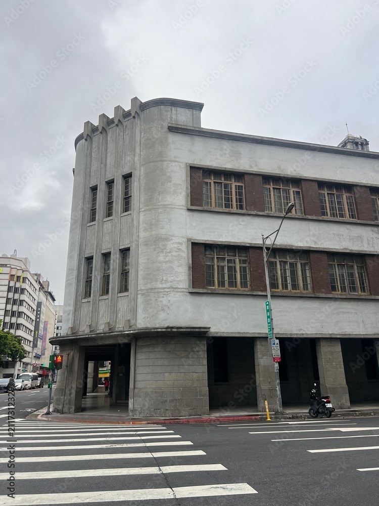 Fototapeta premium Taipei city street view with traditional buildings and modern skyscraper in Taiwan