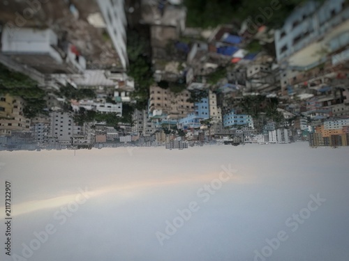 Foto Inverted urban skyline and dense city buildings facing downwards with bright lig