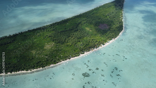 Konstfotografi Aerial view of Ile aux Benitiers surrounded by turquoise lagoon and coral reef i