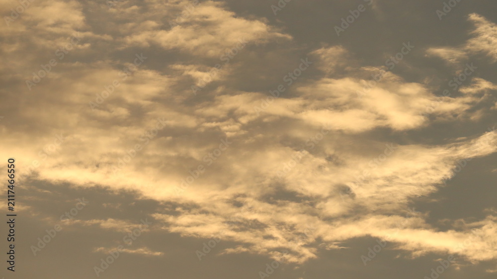 Fototapeta premium Scenic Sky Photography Highlighting Textured Golden Clouds and Soft Golden Tones