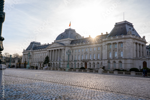 Foto e Palais Royal de Bruxelles au soleil couchant : Vue panoramique de la façade et