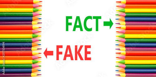 Canvastavla Fact or fake words symbol