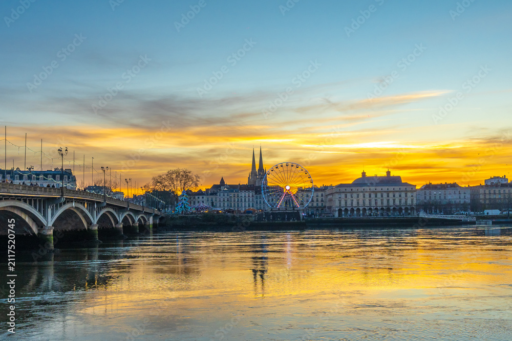 Obraz premium Bayonne, france city skyline at sunset with ferris wheel