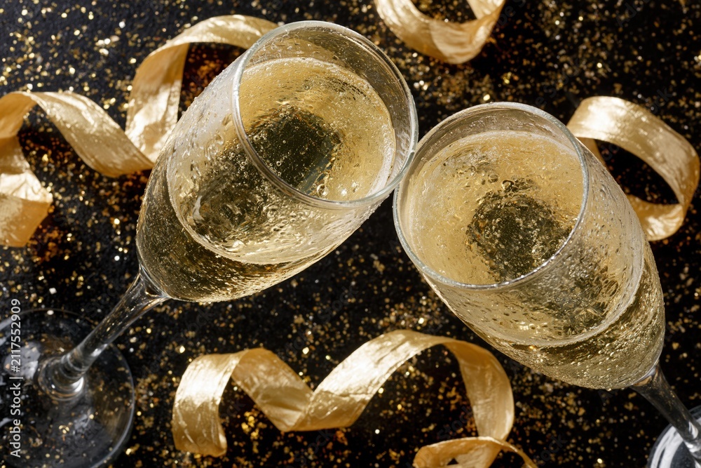 Obraz premium The Champagne Glasses Toast in Golden Sparkle at a Festive Celebration