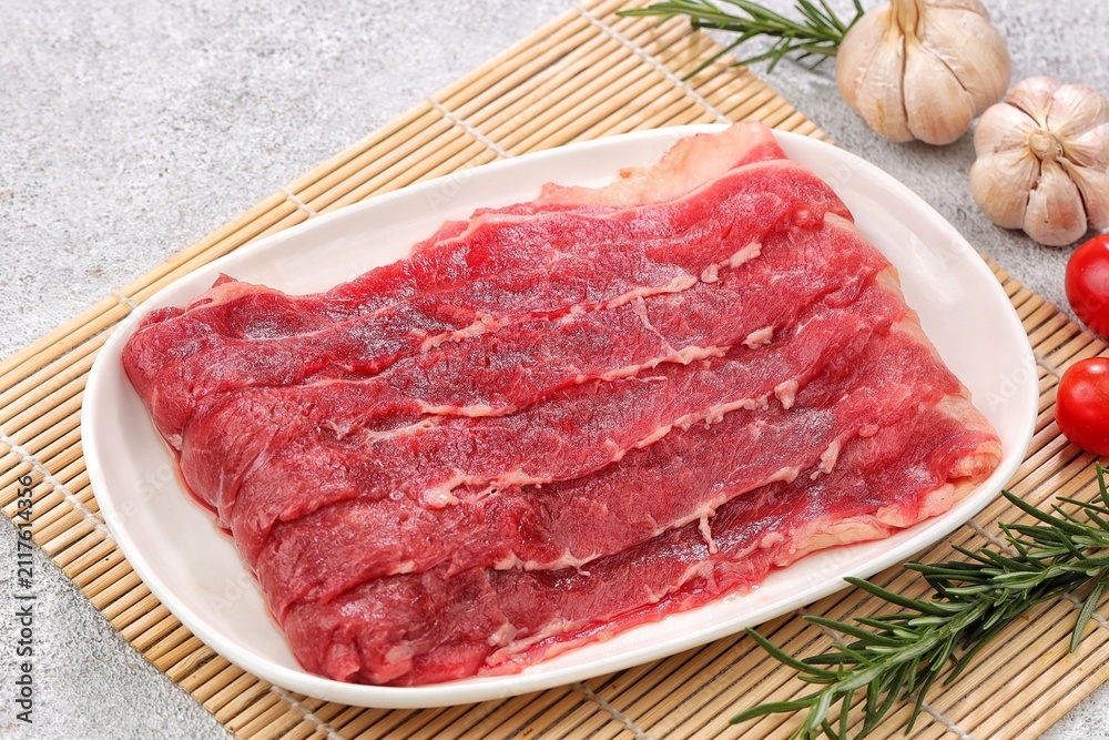 Fototapeta premium Fresh thinly sliced ​​raw beef or Shortplate 