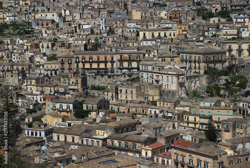 Cuadro en lienzo Panoramic view of the countless roofs and facades of the houses in Modica (Sicil
