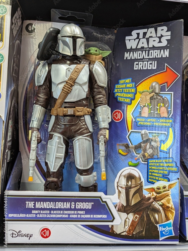 Fototapeta premium Figura de acción de The Mandalorian y Grogu de Star Wars, con efectos de combate, en estante de juguetería Toy Planet en Madrid, España, 27 de mayo de 2026